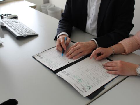 Gespräch zwischen Beraterin und 2 Kunden